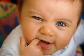 Dấu hiệu nhận biết trẻ sắp mọc răng sữa