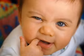 Dấu hiệu nhận biết trẻ sắp mọc răng sữa