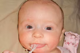 Những pha dở khóc dở cười khi bé nôn trớ