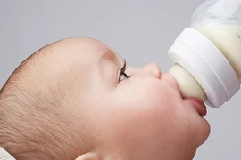 Kinh nghiệm hay tập bú bình cho con nhỏ