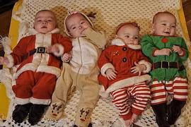 Hy hữu: Bà mẹ sinh 4 sau bốn lần sảy thai