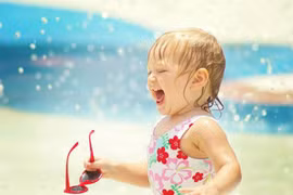 Lưu ý sống còn khi cho trẻ đi du lịch biển