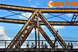 Zoom cận cảnh dấu ấn thời gian bên cây cầu Long Biên