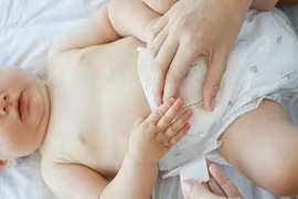 Điểm danh sai lầm tai hại khi mặc bỉm cho bé