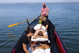 Kỳ thú Massage kết hợp du ngoạn trên sông nước ở Venice