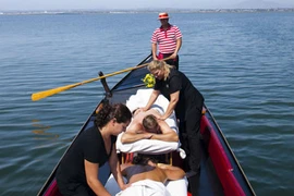 Kỳ thú Massage kết hợp du ngoạn trên sông nước ở Venice