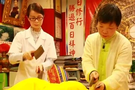 Kinh hãi massage bằng dao chặt thịt