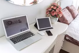 Những món đồ nên loại khỏi bàn đầu giường