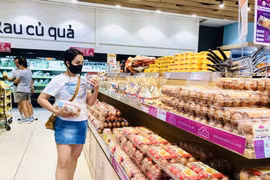 Trứng gà bán đổ đống, giá rẻ kỷ lục