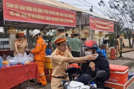 Nhiều tài xế bất ngờ khi được CSGT dừng xe... mời cà phê