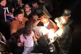 Giải cứu người phụ nữ mang thai ngất xỉu trong Lễ hội ánh sáng 