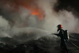 Kịp thời dập tắt đám cháy bãi lốp xe cũ ở Buôn Ma Thuột