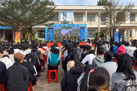 Khám chữa bệnh và trao quà Tết cho 2 xã vùng sâu Đắk Lắk