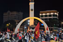 Buôn Ma Thuột ngập tràn Cờ đỏ sao vàng mừng chiến thắng ĐTVN