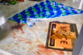 Nửa đêm, chồng đang ngủ bất ngờ bị vợ dùng dao lao vào chém 