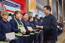 Đắk Lắk: Tặng quà cho công nhân môi trường đêm Giao thừa