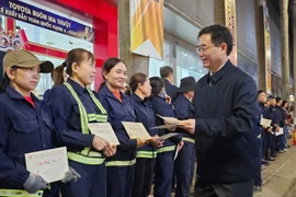 Đắk Lắk: Tặng quà cho công nhân môi trường đêm Giao thừa