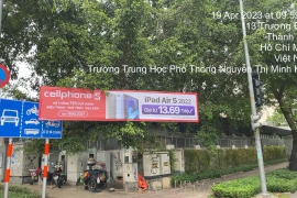 CellphoneS 'đại náo' đường phố bằng các băng rôn quảng cáo sai phạm