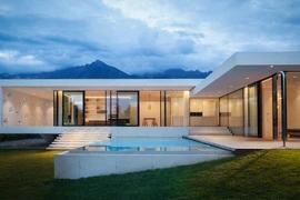 Ngắm biệt thự trắng tinh, trong suốt đẹp hút hồn