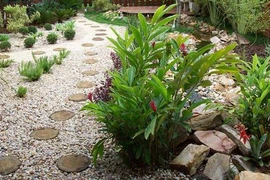 Sân vườn quyến rũ với sỏi và đá tự nhiên