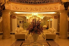 “Đột nhập” biệt thự trăm tỷ, dát vàng của hàng loạt mỹ nữ showbiz Việt 