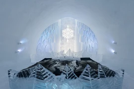 Ngắm khách sạn băng 5 tỷ sắp sập tan