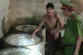 Kinh hoàng giá đỗ ngậm hai tầng hóa chất độc hại 