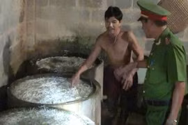 Kinh hoàng giá đỗ ngậm hai tầng hóa chất độc hại 