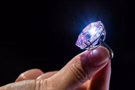 Cận cảnh kim cương đắt nhất lịch sử sắp được đấu giá