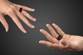 Tận mục chiếc nhẫn thông minh nhất thế giới giúp cặp đôi yêu nhau hơn
