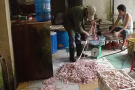 Ghê rợn lòng heo tẩm chất tẩy rửa công nghiệp Trung Quốc