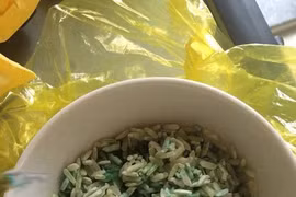 Gạo chuyển màu xanh, bốc mùi thối sau khi ngâm nước
