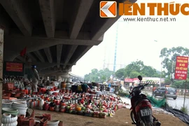 Muôn kiểu kiếm cơm dưới gầm cầu Hà Nội