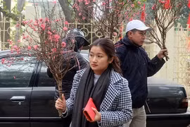 Người dân Hà Nội hối hả sắm lễ cúng rằm cuối cùng năm Đinh Dậu