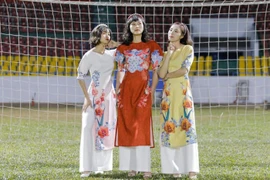 Nữ cầu thủ Hoàng Thị Loan khoe sắc xuân rạng ngời