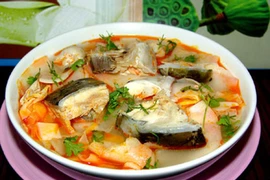Học nấu canh chua cá hồi cho người tim mạch
