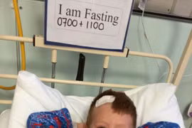 Thương tâm cậu bé mắc ung thư hiếm nhất thế giới