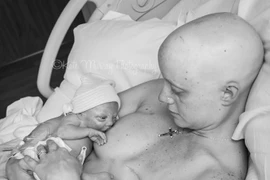 Bà mẹ ung thư đã cắt ngực bật khóc khi cho con bú