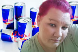 Cô gái mù mắt vì uống 28 lon Red Bull mỗi ngày