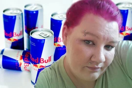 Cô gái mù mắt vì uống 28 lon Red Bull mỗi ngày