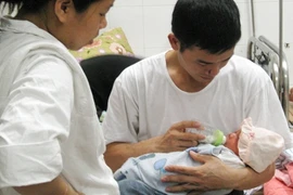 Vợ đẻ, chồng chính thức được nghỉ thai sản tới 14 ngày