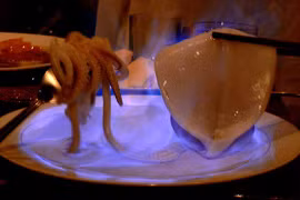 Mặc váy nướng mực, cô gái bốc cháy như ngọn đuốc