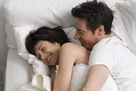 Chết đứng phát hiện bao cao su đã dùng trong quần chồng