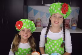 2 bé gái kiếm tiền tỷ nhờ dạy nấu ăn trên youtube 