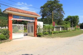 Khởi tố người bố cầm dao tới trường bắt hiệu trưởng quỳ