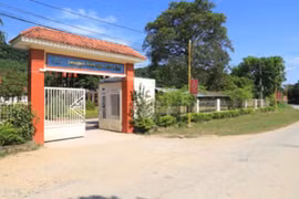 Khởi tố người bố cầm dao tới trường bắt hiệu trưởng quỳ