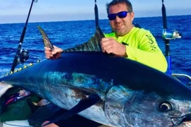 Cần thủ bắt được cá ngừ khổng lồ nặng hơn 400 kg