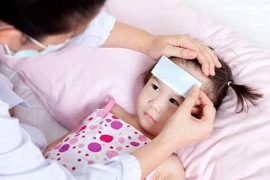 4 sai lầm khi chăm con bị sốt virus có thể gây hại cho bé