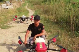 Video: Phi công lái drone - Nghề cực 'hot' ở nông thôn Trung Quốc