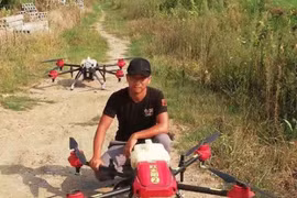 Video: Phi công lái drone - Nghề cực 'hot' ở nông thôn Trung Quốc